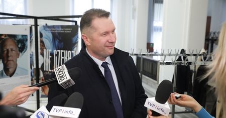 "Wyrzucono w błoto miliony". Czarnek grzmi w Sejmie