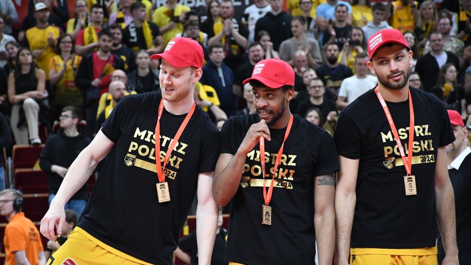 Paul Scruggs (w środku) przyczynił się do zdobycia mistrzostwa Polski przez zespół Trefla Sopot