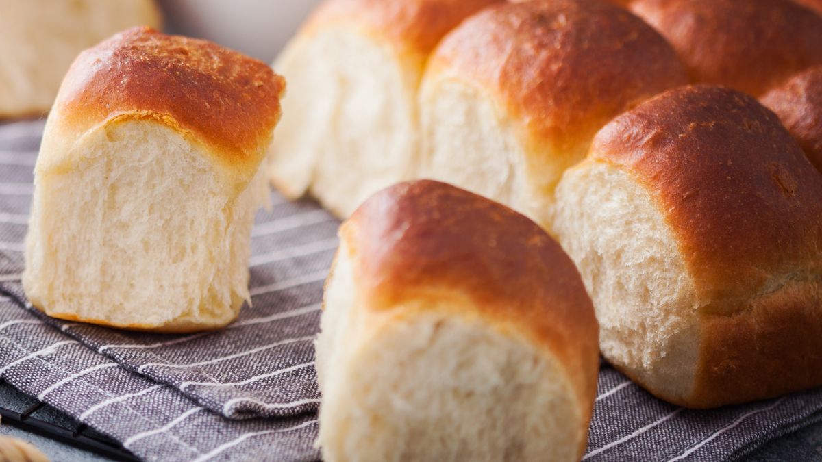 Puszyste bułeczki mleczne to doskonałe pieczywo śniadaniowe