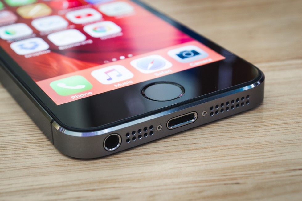 Zdjęcie iPhone’a 5 ze złączem Lightning i standardowymgniazdem minijack pochodzi z serwisu Shutterstock. Fot. Wachiwit