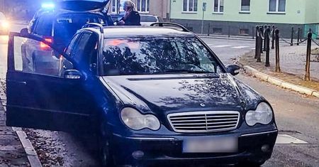 Mężczyzna zasnął w aucie. Policjanci nie uwierzyli w to, co mówił