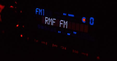 Wpływy z reklam. Radiowa Trójka zaliczyła duży spadek, tryumfują prywatne stacje