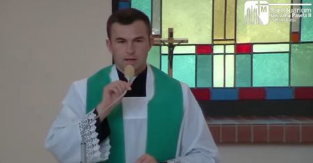 Ksiądz o nieochrzczonym dziecku. "Czy można go zabrać na groby?"
