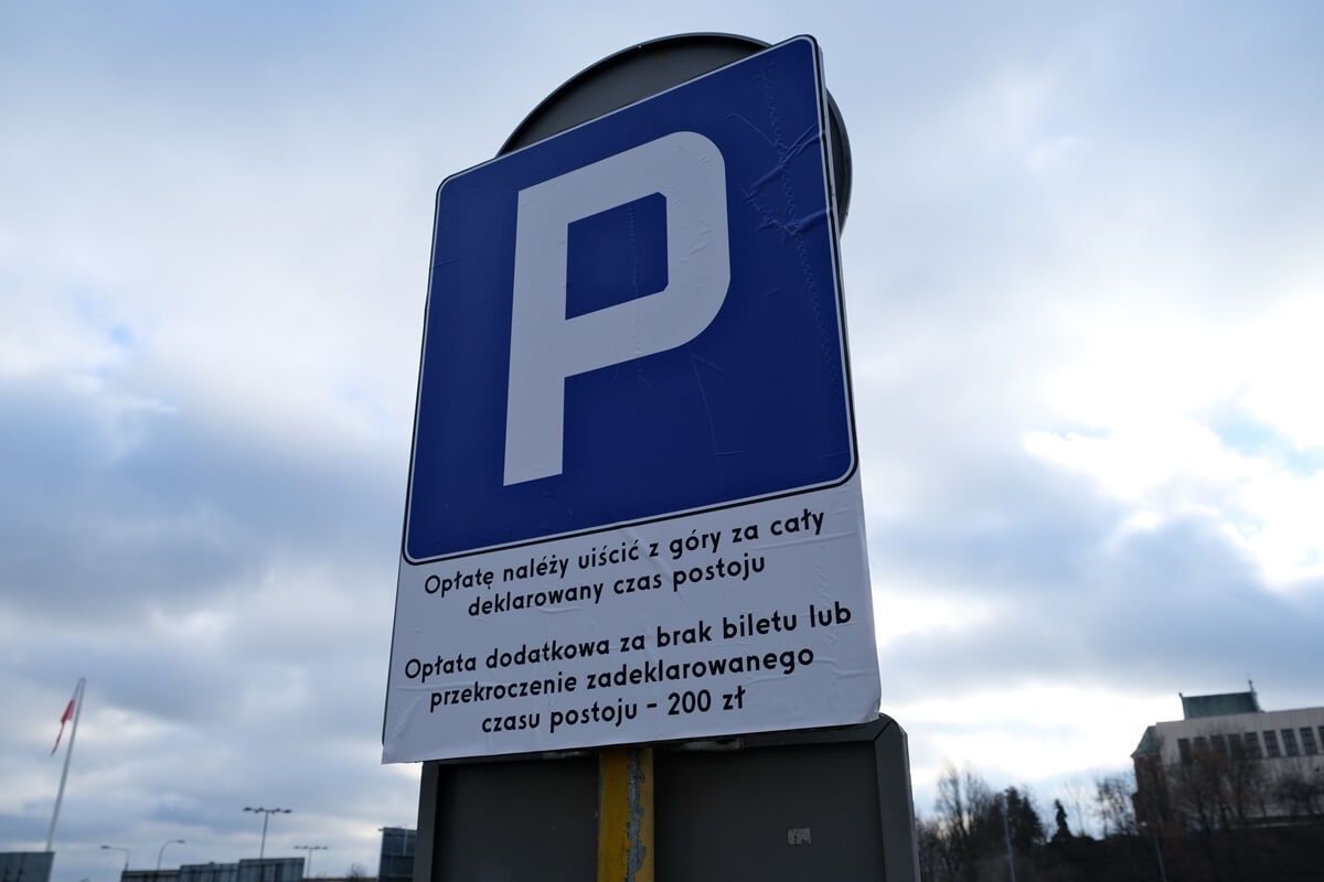 Płatny parking w miejscu dawnego placu odjazdu busów przy al. Tysiąclecia / ul. Cerkiewna