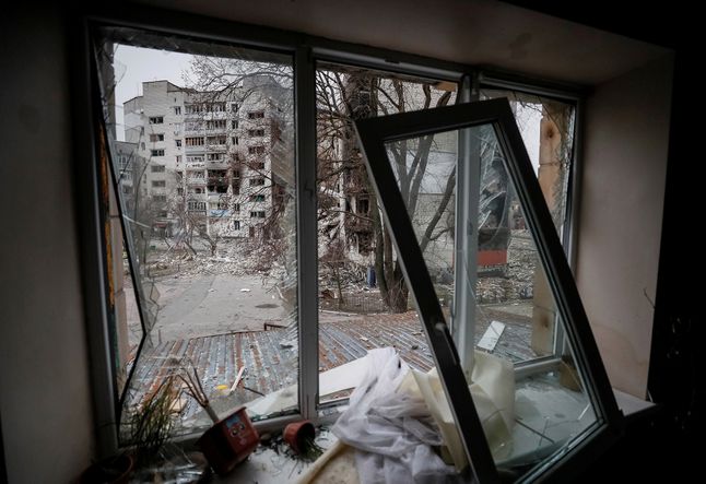 Widok na zniszczony budynek mieszkalny ze zniszczonego mieszkania w Borodziance.