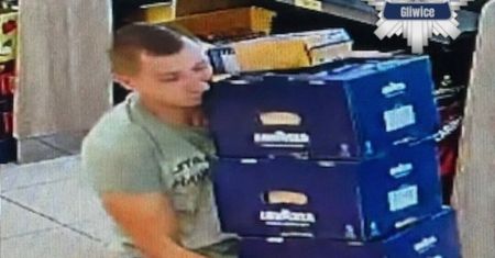 Przyłapani w Biedronce. Aż 34 opakowania. Szuka ich policja