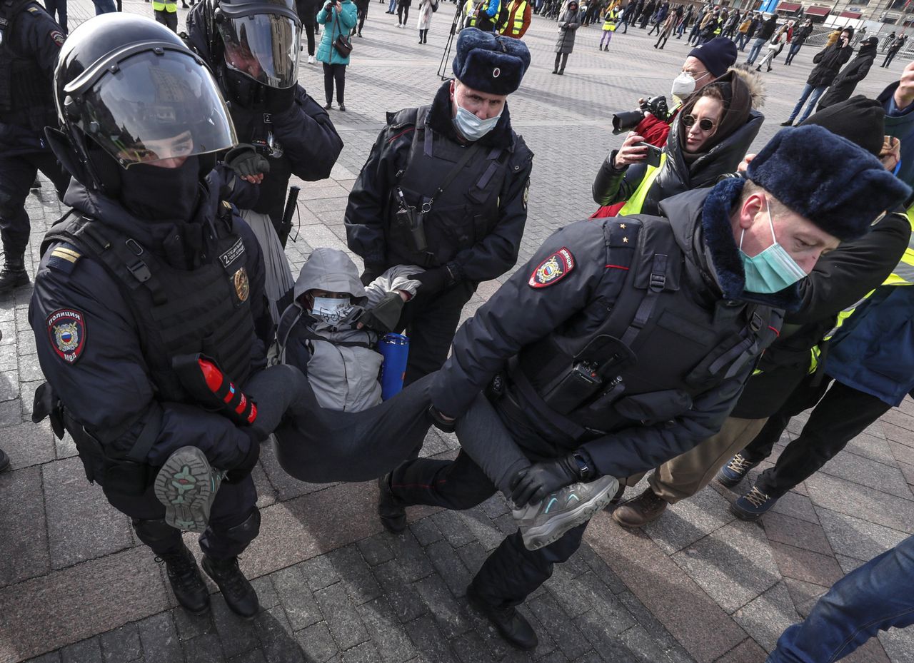 Antywojenne protesty w Rosji. Masowe zatrzymania demonstrantów