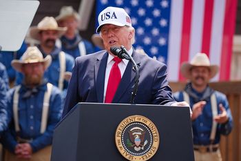 Trump zarobił 2 mld dol. na giełdzie. Konflikt interesów? Odpiera zarzuty