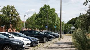Straż Miejska sprawdza, czy przed głównymi szczecińskimi szpitalami kierowcy parkują prawidłowo.