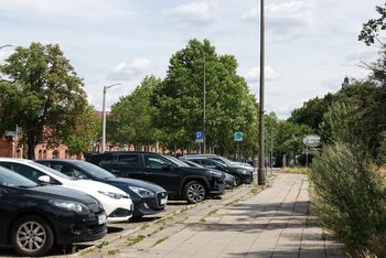 Straż Miejska sprawdza, czy przed głównymi szczecińskimi szpitalami kierowcy parkują prawidłowo.