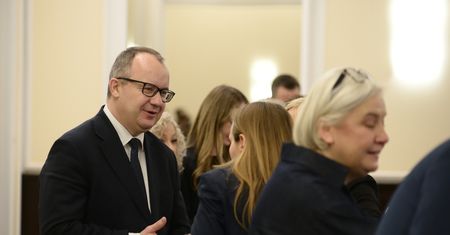 Oburzenie na Bodnara. Pokazał, co powiesił w gabinecie w miejscu krzyża
