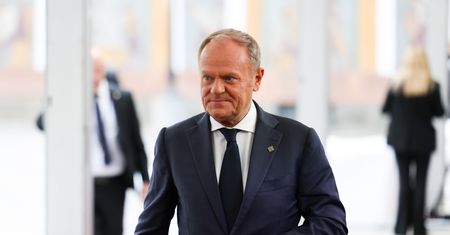 Lexus wrócił przed dom premiera. Auta pilnuje SOP