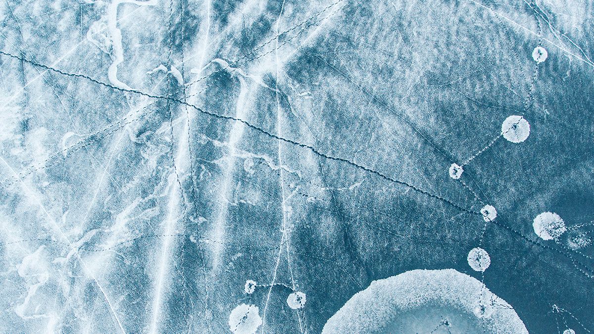 Litewskie jeziora widziane z drona przypomina powierzchnię księżyca 1