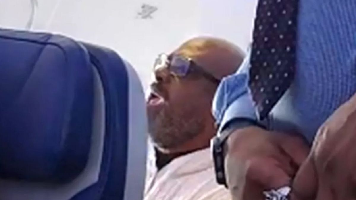 Mężczyzna w samolocie zaczął krzyczeć jak dziecko