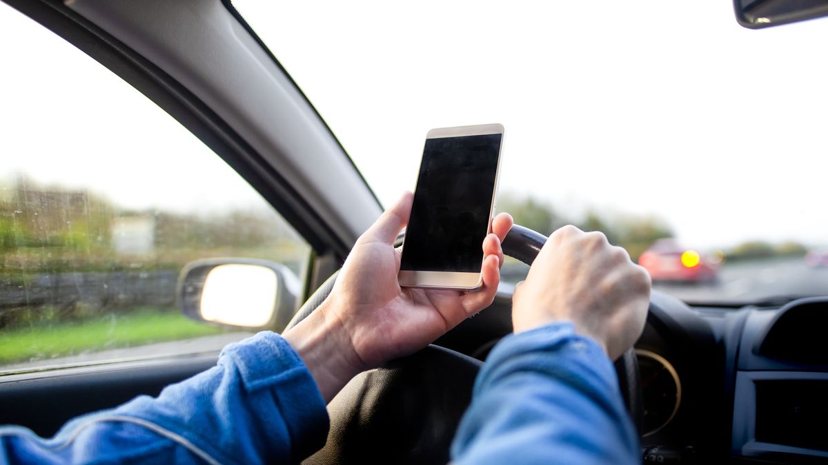 Korzystanie ze smartfona podczas jazdy samochodem