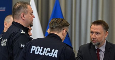 To nie koniec. MSWiA ogłasza. Policja zostanie w szkołach