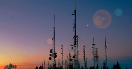 Pole emitowane przez anteny telekomunikacyjne. GIOŚ opublikował badania