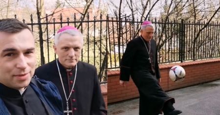 Nagranie obejrzało tysiące Polaków. Spójrzcie, co robi biskup Jamrozek