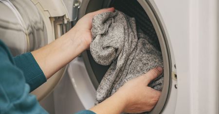Wlej pół szklanki do pralki. Ubrania będą miękkie jak nigdy