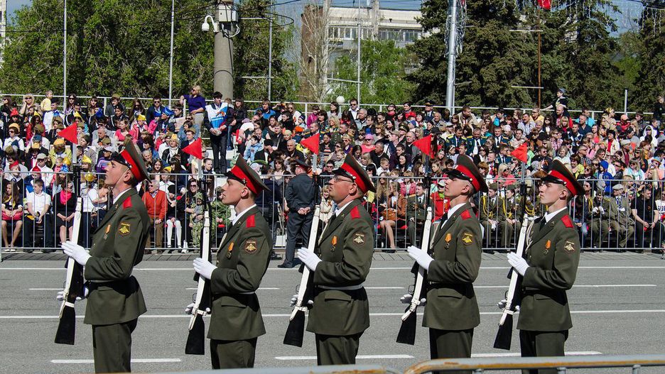Defilady w 28 miastach Federacji Rosyjskiej, a w Mariupolu także marsz "Nieśmiertelnego Pułku" - tak Moskwa chce w tym roku uczcić Dzień Zwycięstwa w II wojnie wiatowej  
