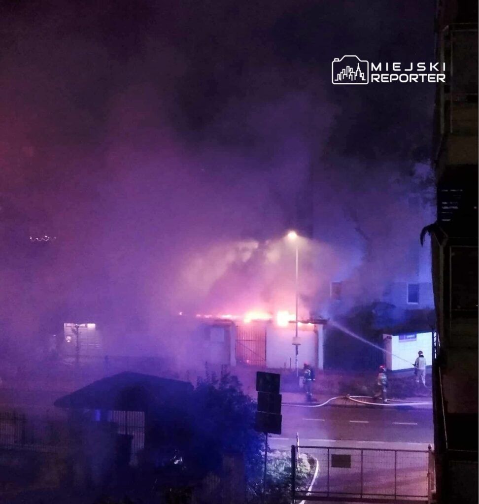 Warszawa: Płonęła altana śmietnikowa. Ogień objął całą konstrukcję