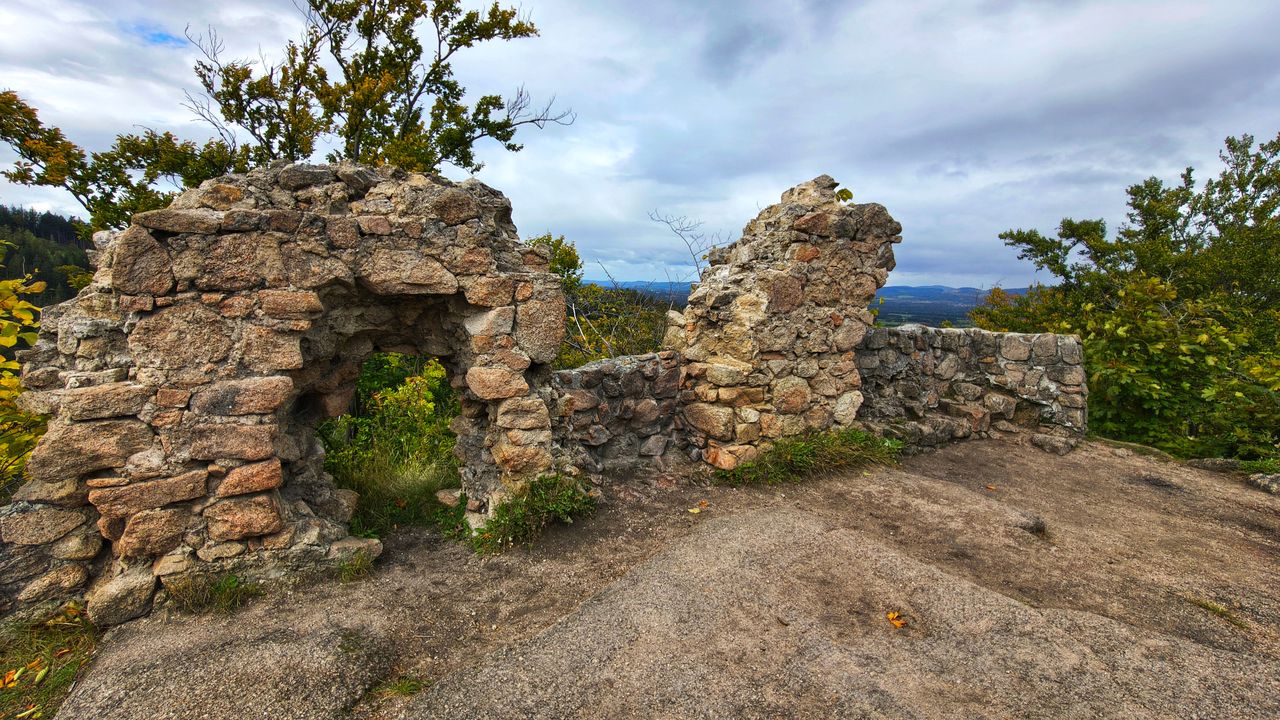 Ruiny walcowni w Nietulisku Dużym – przemysłowa historia, którą wciąż widać w krajobrazie