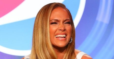 Jennifer Lopez ZNÓW odpiera zarzuty o zamiłowanie do botoksu: "LOL, TAKĄ MAM TWARZ"