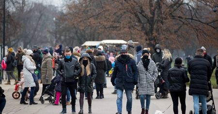 Sondaż IBRiS. Polacy coraz mniej boją się koronawirusa