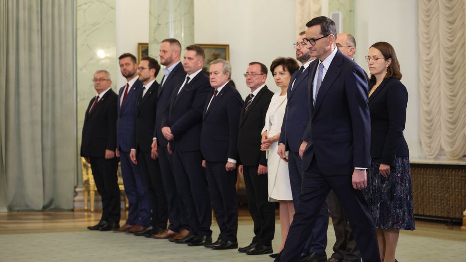 Warszawa, 13.11.2023. Premier Mateusz Morawiecki (2P) podczas uroczystości powołania prezesa Rady Ministrów, 13 bm. w Pałacu Prezydenckim w Warszawie. Prezydent Andrzej Duda powierzył misję tworzenia rządu premierowi Mateuszowi Morawieckiemu. (sko) PAP/Leszek Szymański