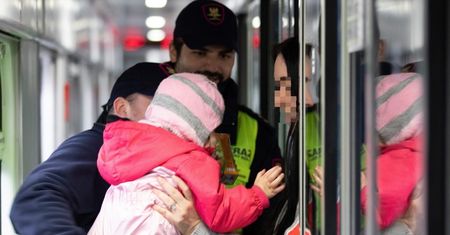 Matka wysiadła z pociągu. 2-letni chłopiec pojechał dalej