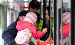 Matka wysiadła z pociągu. 2-letni chłopiec pojechał dalej