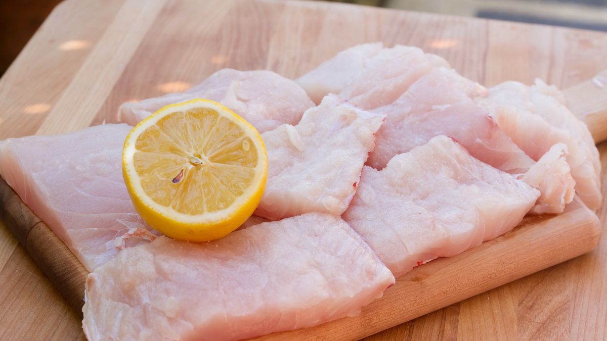 Ryba maślana na drewnianej desce