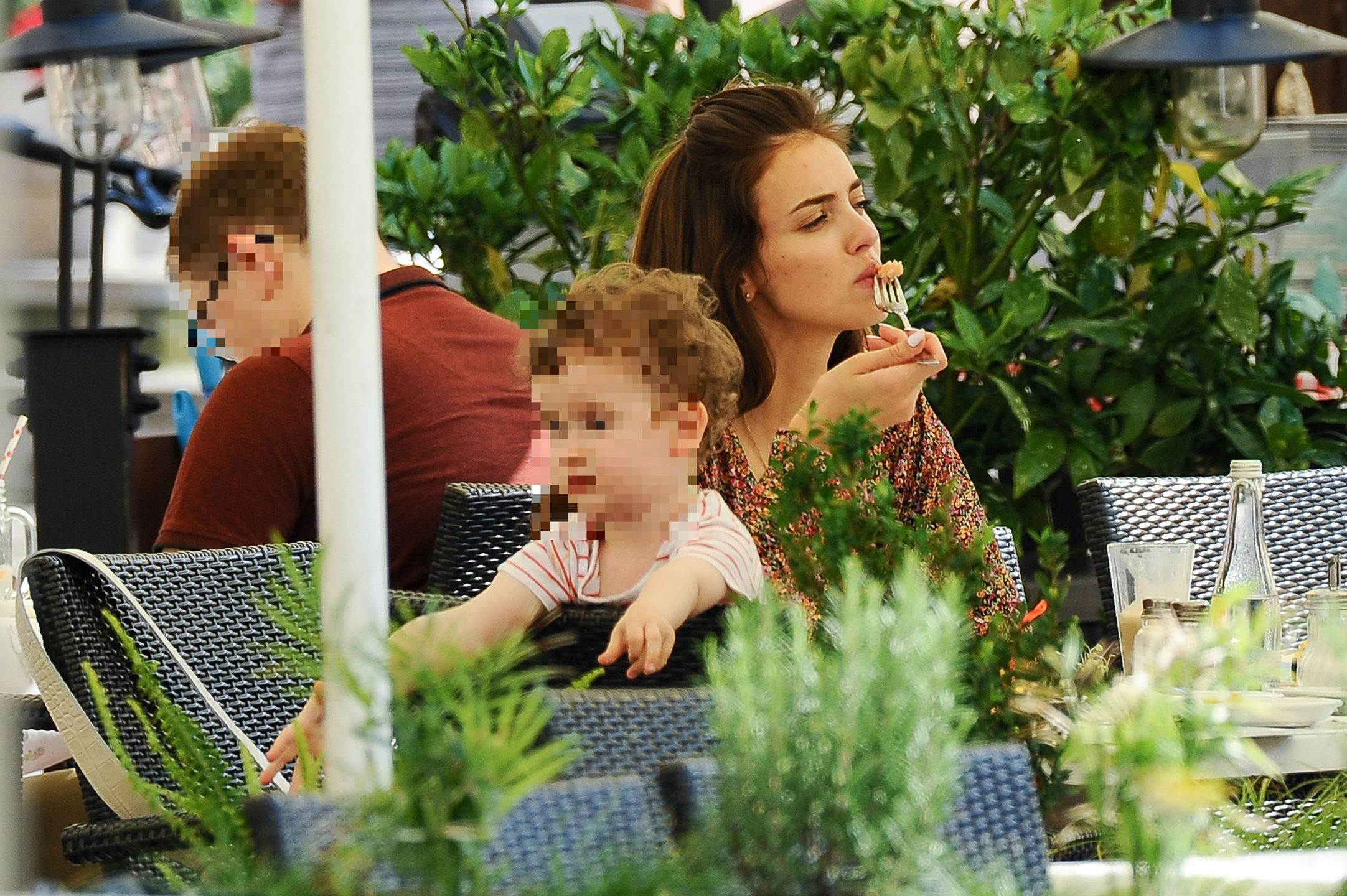 Marcela Leszczak zajada coś w warszawskiej restauracji