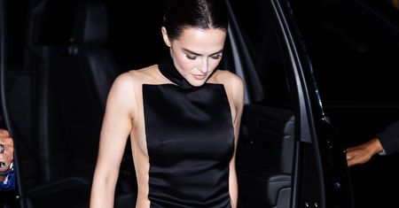 Zwykła mała czarna? Niespodzianka kryła się z tyłu sukni