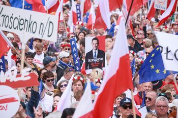Pokazali co się dzieje na Wielkim Marszu Patriotów. Tłumy idą ulicami Warszawy