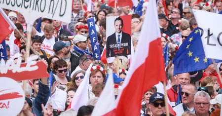 Tłumy idą ulicami stolicy. Zobaczcie, co się dzieje w Warszawie