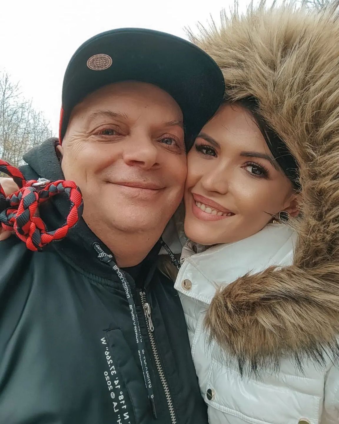 Krzysztof Skiba z partnerką Karoliną
