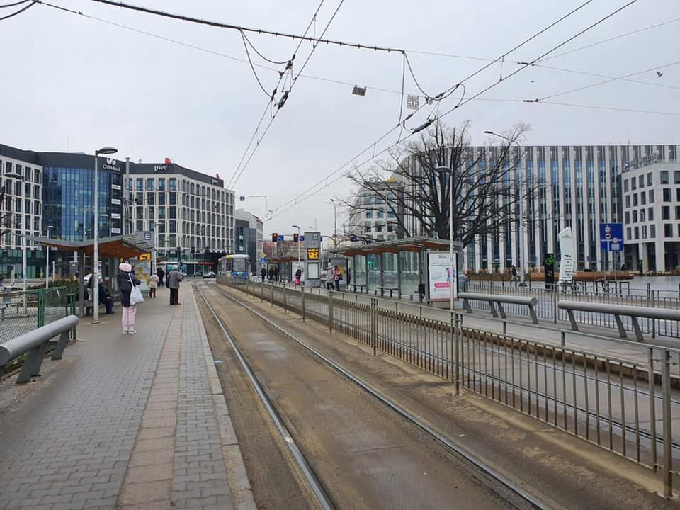 Wrocław. Nożownik wbiegł do tramwaju. Policja szuka mężczyzny