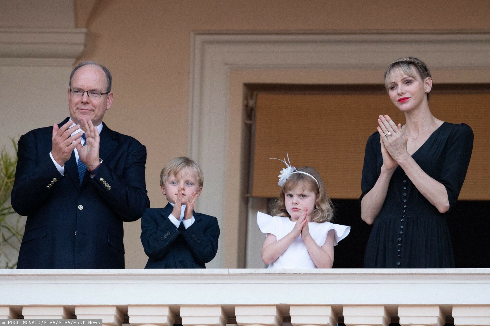 Księżna Charlene z księciem Albertem i dziećmi 