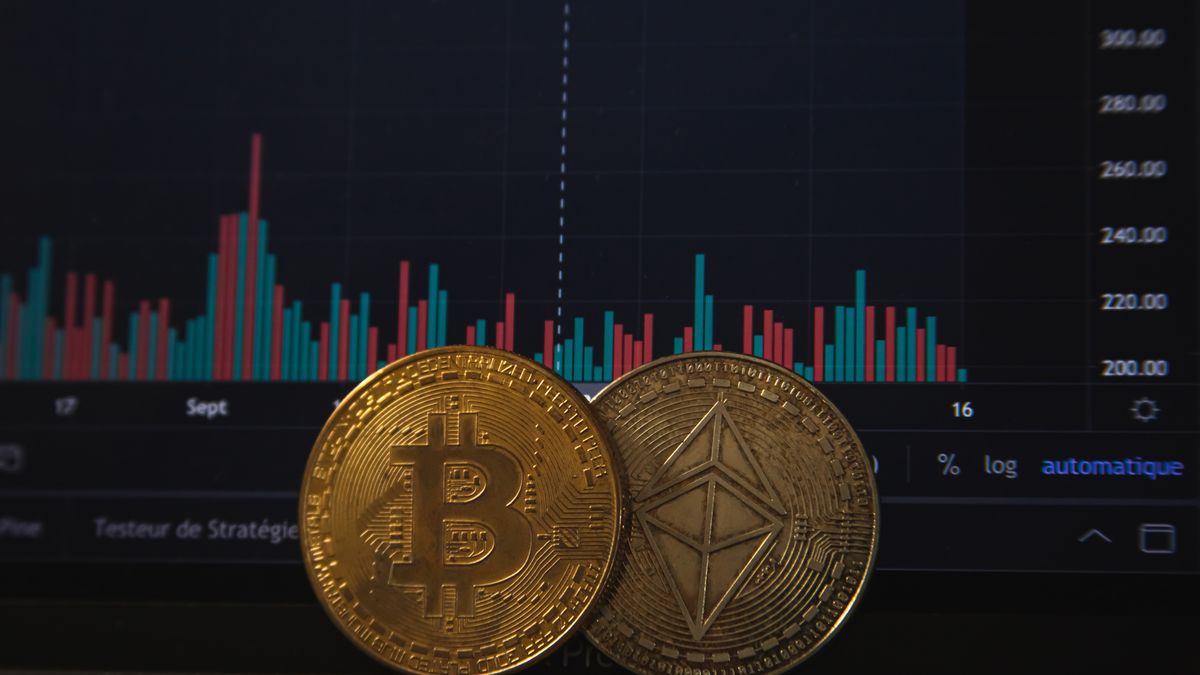 Monety Bictoin i Ethereum przed monitorem z kursami