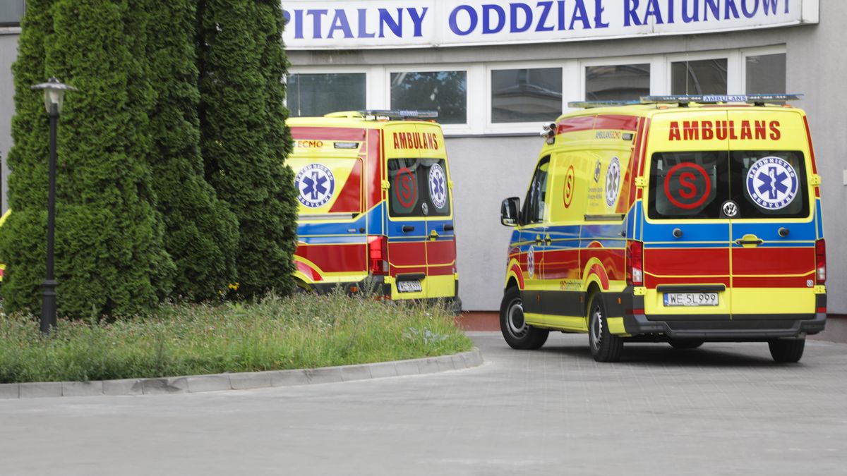 ambulans
Warszawa, 10.08.2022. Ambulans przed Centralnym Szpitalem Klinicznym MSWiA w Warszawie, 10 bm. Pierwsza grupa os�b poszkodowanych w wypadku polskiego autokaru w Chorwacji przylecia�a samolotem do Polski i zosta�a przewieziona do sto�ecznych szpitali. (az/ibor) PAP/Albert Zawada
Albert Zawada
ambulans, ambulanse, autokaru, chorych, karetka, karetki, l�dowanie, lotniczy, lotnisko, medyczny, ofiar, ofiarami, ofiary, pielgrzymi, pogotowia, pogotowie, poszkodowani, poszkodowanych, powr�t, przylot do kraju, ranni, samolot, szpital, transport, wojskowe, wypade, wypadek