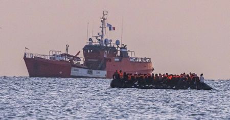 Rekordowa liczba migrantów pokonała nielegalnie kanał La Manche