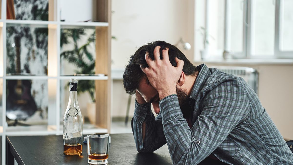 Nałóg alkoholowy nie przestanie być koszmarem wraz z podjęciem decyzji o abstynencji. By przestać pić, trzeba skorzystać z fachowej pomocy ośrodków leczenia uzależnień.