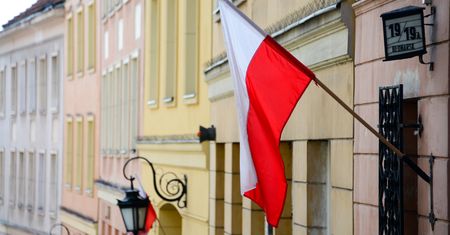 Jak prawidłowo wywiesić flagę? Szczegółowe wskazówki dotyczące postępowania z flagą państwową