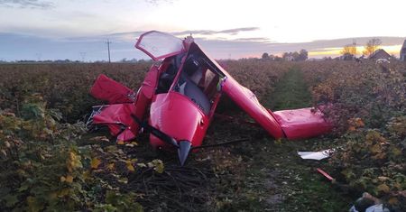 Awionetka spadła w Rybnie. Pilot zahaczył o betonowe ogrodzenie!