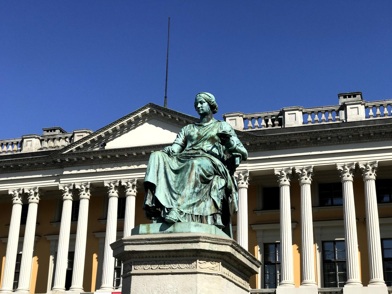 Zajrzyj tam, gdzie milczą książki, ale mówi historia. Biblioteka Raczyńskich odkrywa swoje sekrety