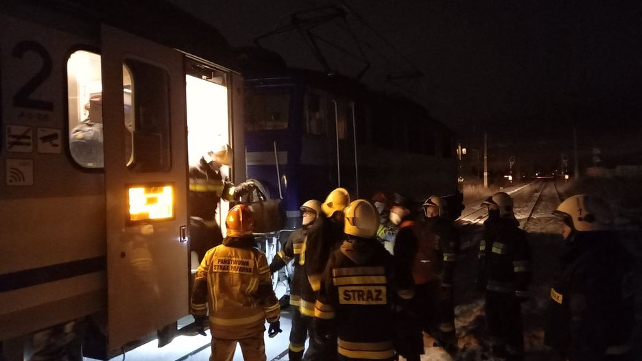 Świętokrzyskie. Dramat na torach. Pociąg potrącił dwie osoby (Fot. OSP Ożarów)