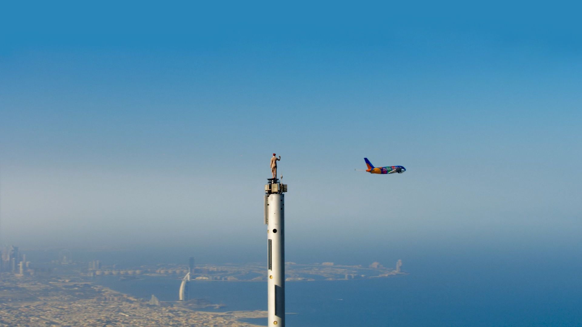 Airbus A380 wykonywał przelot w odległości około 800 metrów od szczytu Burdż Chalifa. 