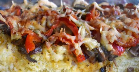 Taką pizzę jedzono w PRL-u. Sprawdzony przepis naszych dziadków