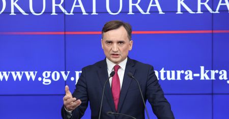 KE potrąciła kolejne pieniądze. Ostre słowa Ziobry